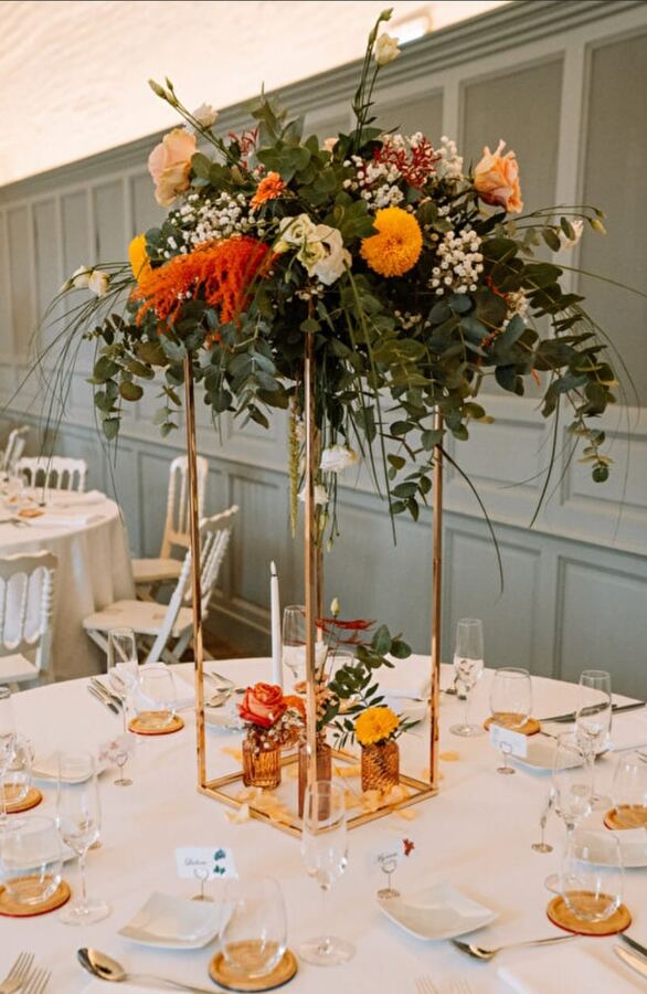 Centre de table de mariage sur structure dorée