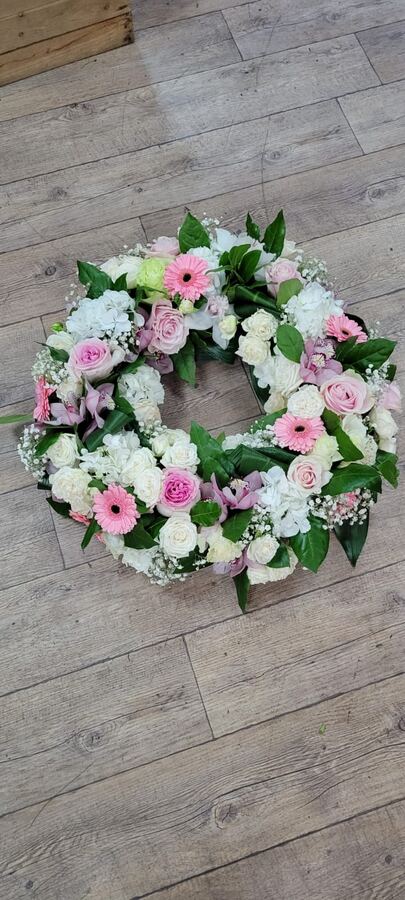 Couronne de deuil rose et blanche, roses et gerberas