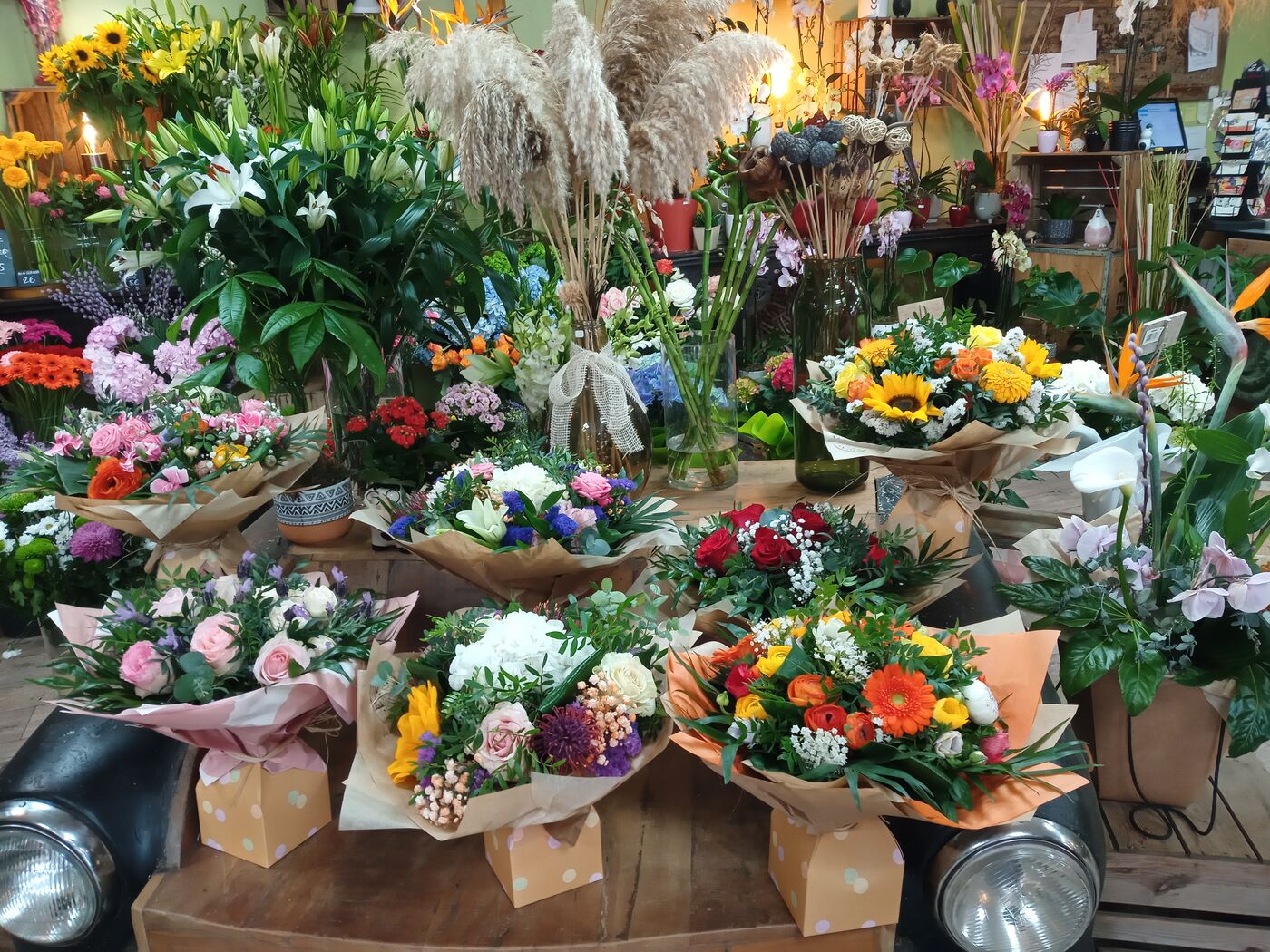 Bouquet signature Cap Vert, composition de lys blancs et tournesol